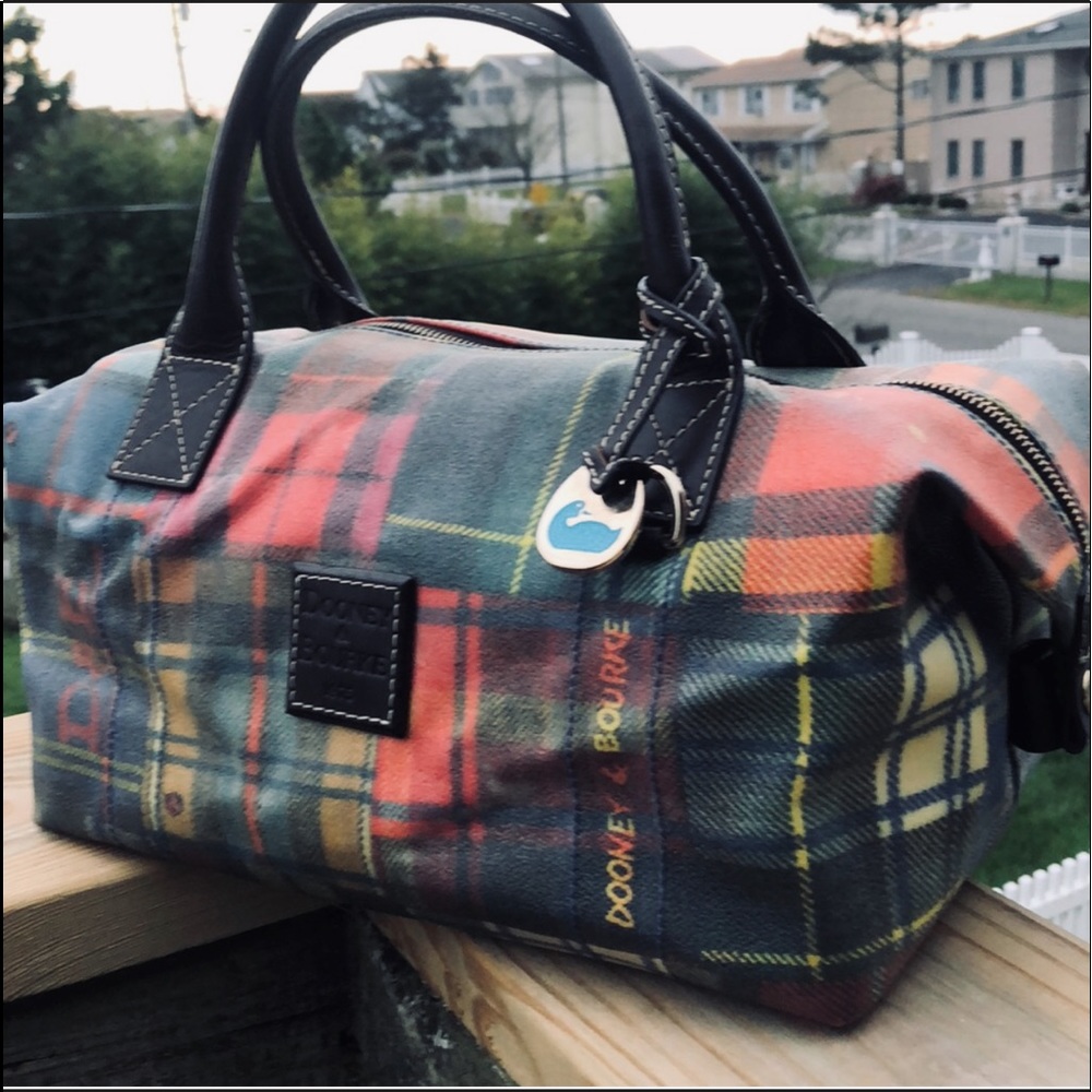 🙈VERY RARE🙈Dooney & Bourke Large Satchel 🙈!
